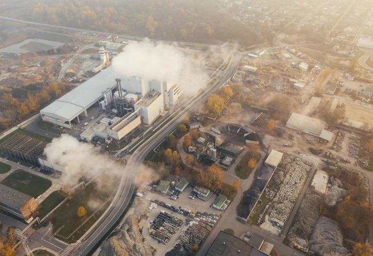 Половина мировых выбросов CO₂ приходится всего на 32 компании: как крупные производители ископаемого топлива формируют к