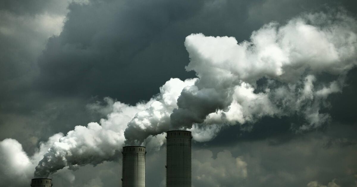 Половина мировых выбросов CO₂ приходится всего на 32 компании: как крупные производители ископаемого топлива формируют к