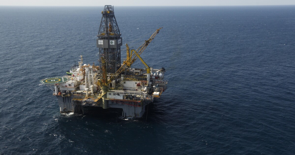 Трамп открывает путь к нефтедобыче у берегов Флориды и Калифорнии, ломая десятилетия запретов